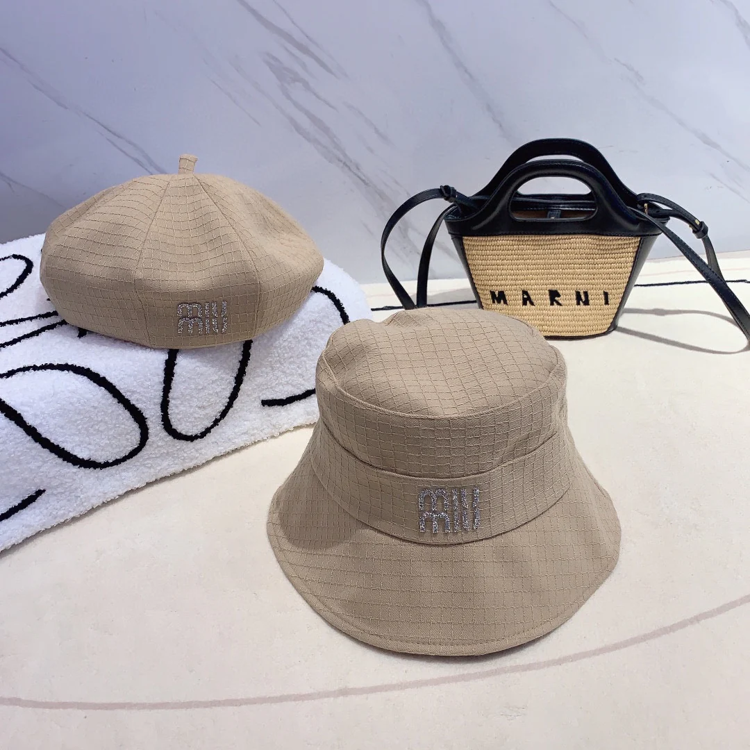 Новинка сезона ?Рыбацкая шляпа? от Miu Miu, начало осени 2023 года - 1