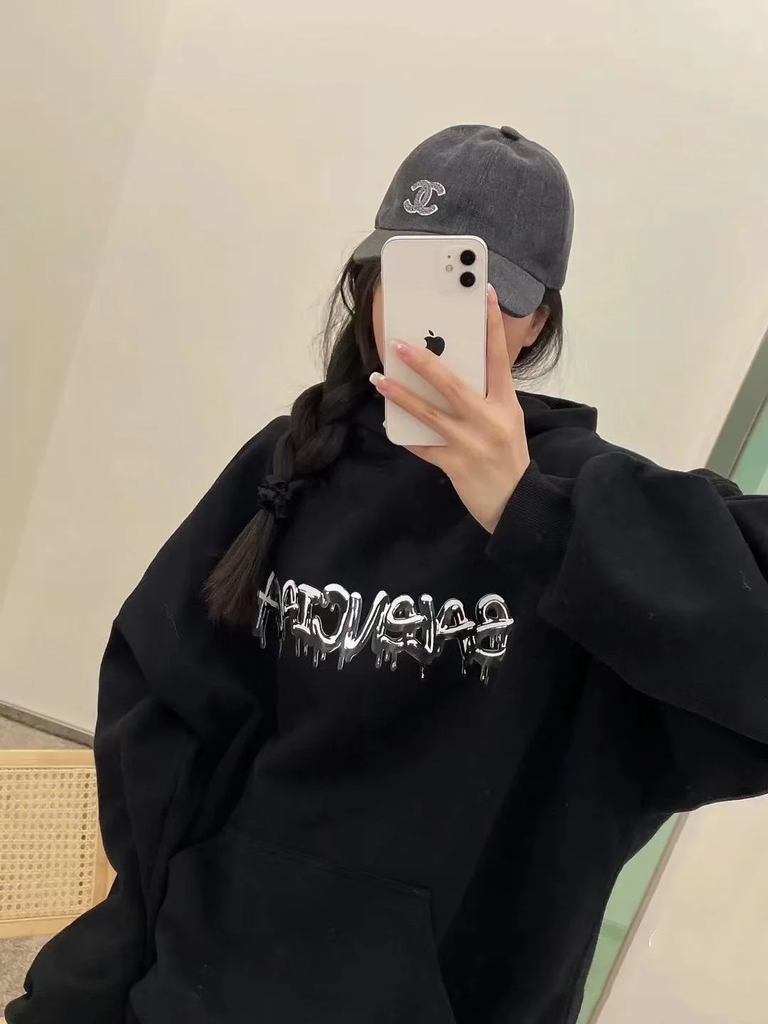 Минималистичная бейсболка Chanel с двойной буквой C — серая.