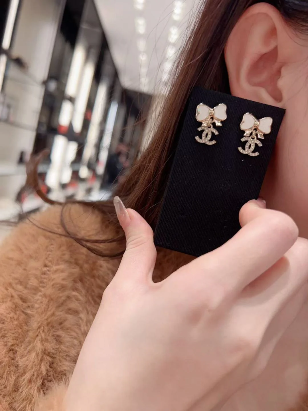 Chanel - Серьги с подвеской-бабочкой и двойной буквой С, 25 пенсов