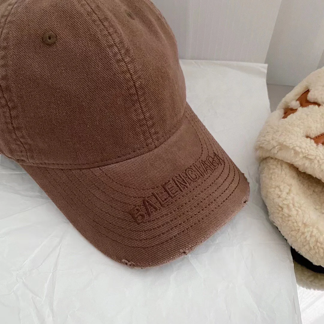 Бейсболка Balenciaga с вышивкой - коричневая