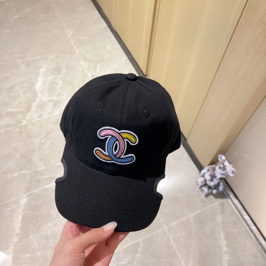 Бейсболка Chanel 2023 года, новая модель, с ярким логотипом - черная.