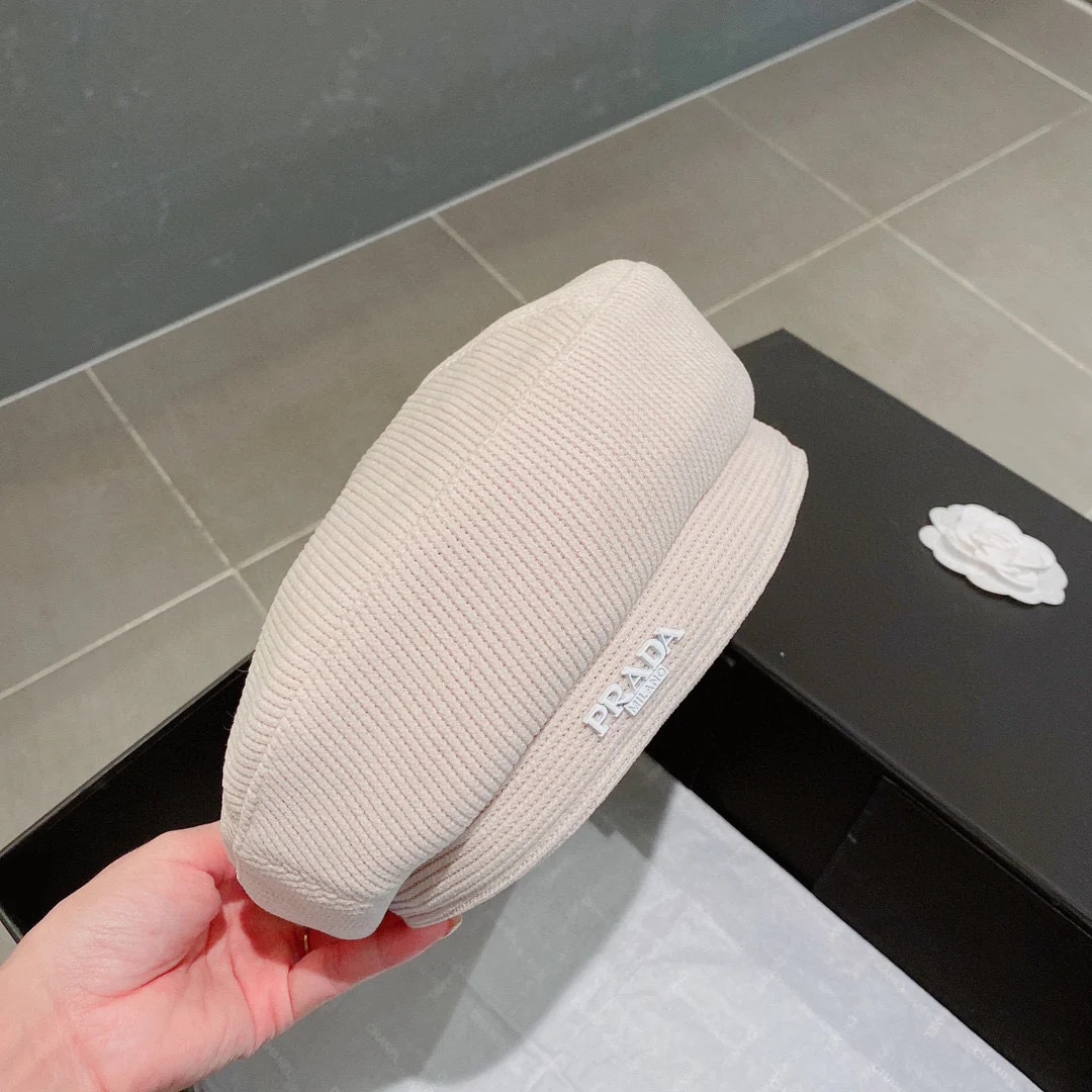 Вельветовый берет Prada - белый