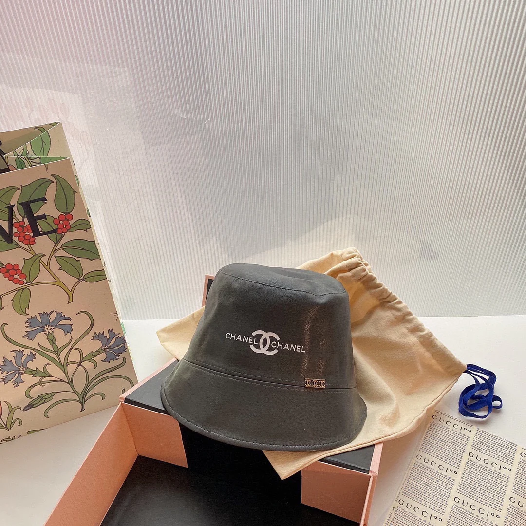 Chanel - Кожаная рыбацкая шляпа