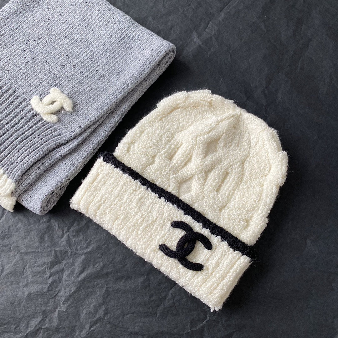 Вязаная шапка Chanel из коллекции осень/зима 2023, новая модель — белая.