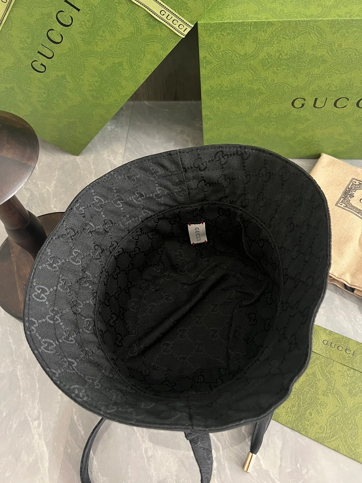 Gucci - Официальный сайт. Нейлоновая ретро-панама с двойной буквой G в том же стиле - xo-nk4