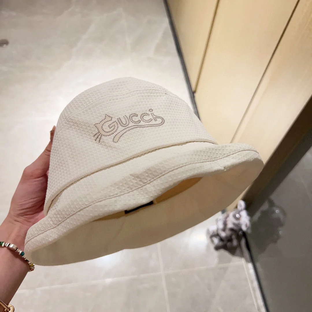 Новая панама Gucci 2023 года с асимметричным низом и откидной крышкой - бежевая.