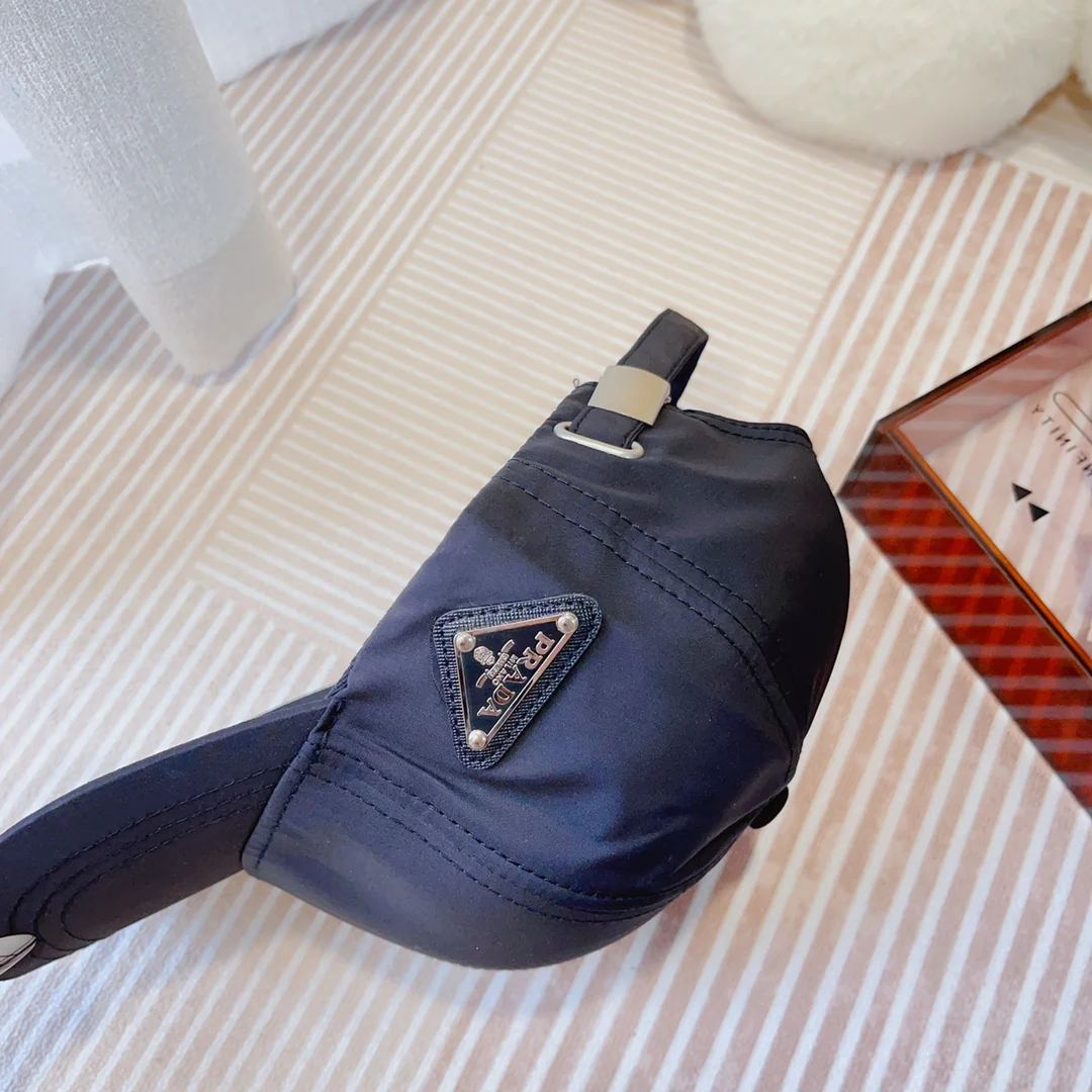 Бейсболка Prada