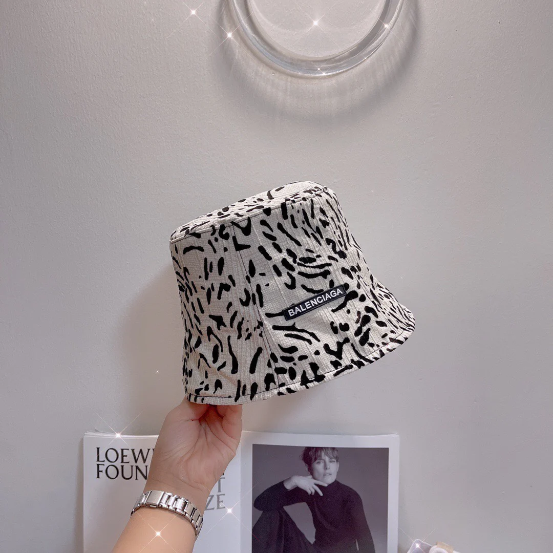 Рыбацкая шляпа Balenciaga с леопардовым принтом