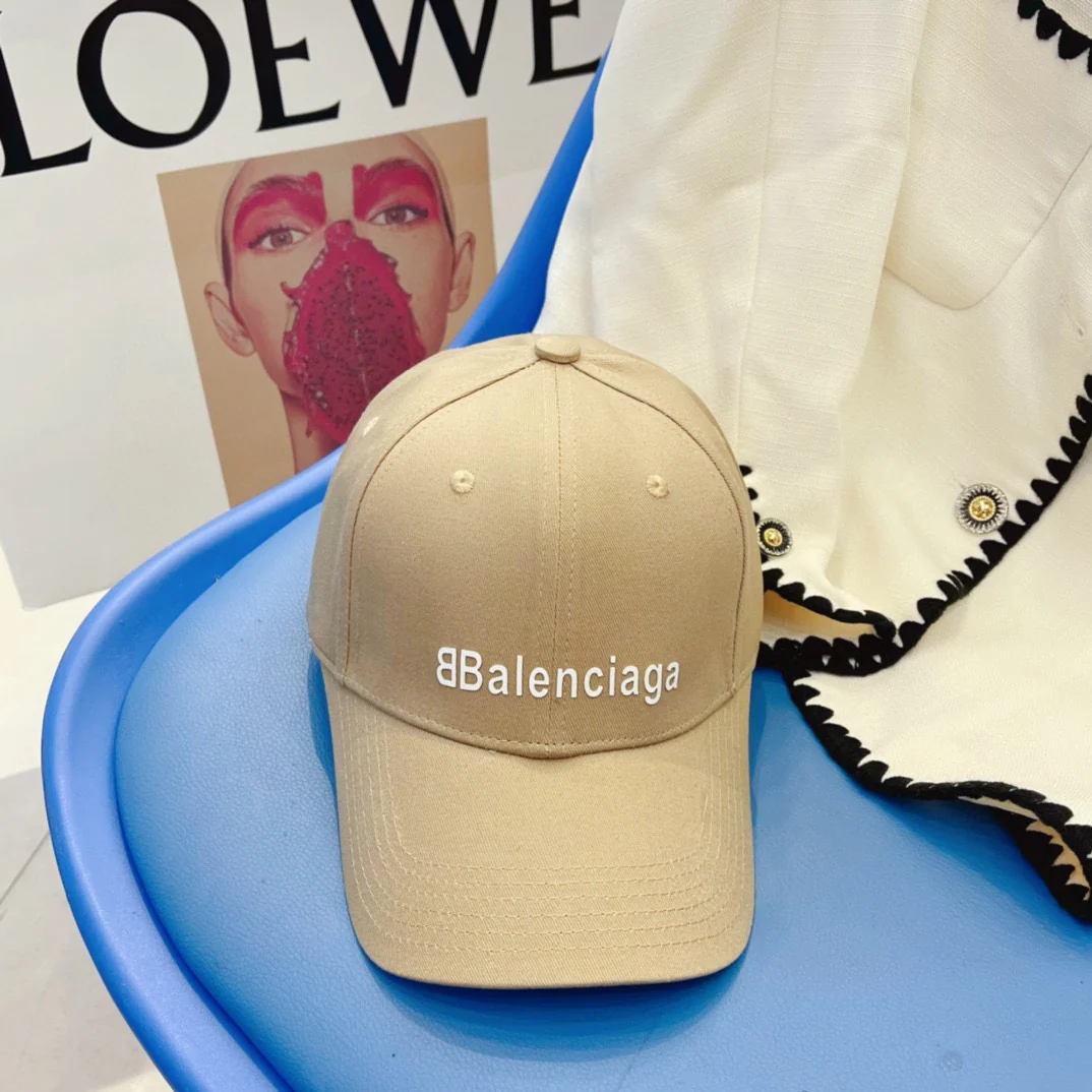 Бейсболка Balenciaga на все сезоны