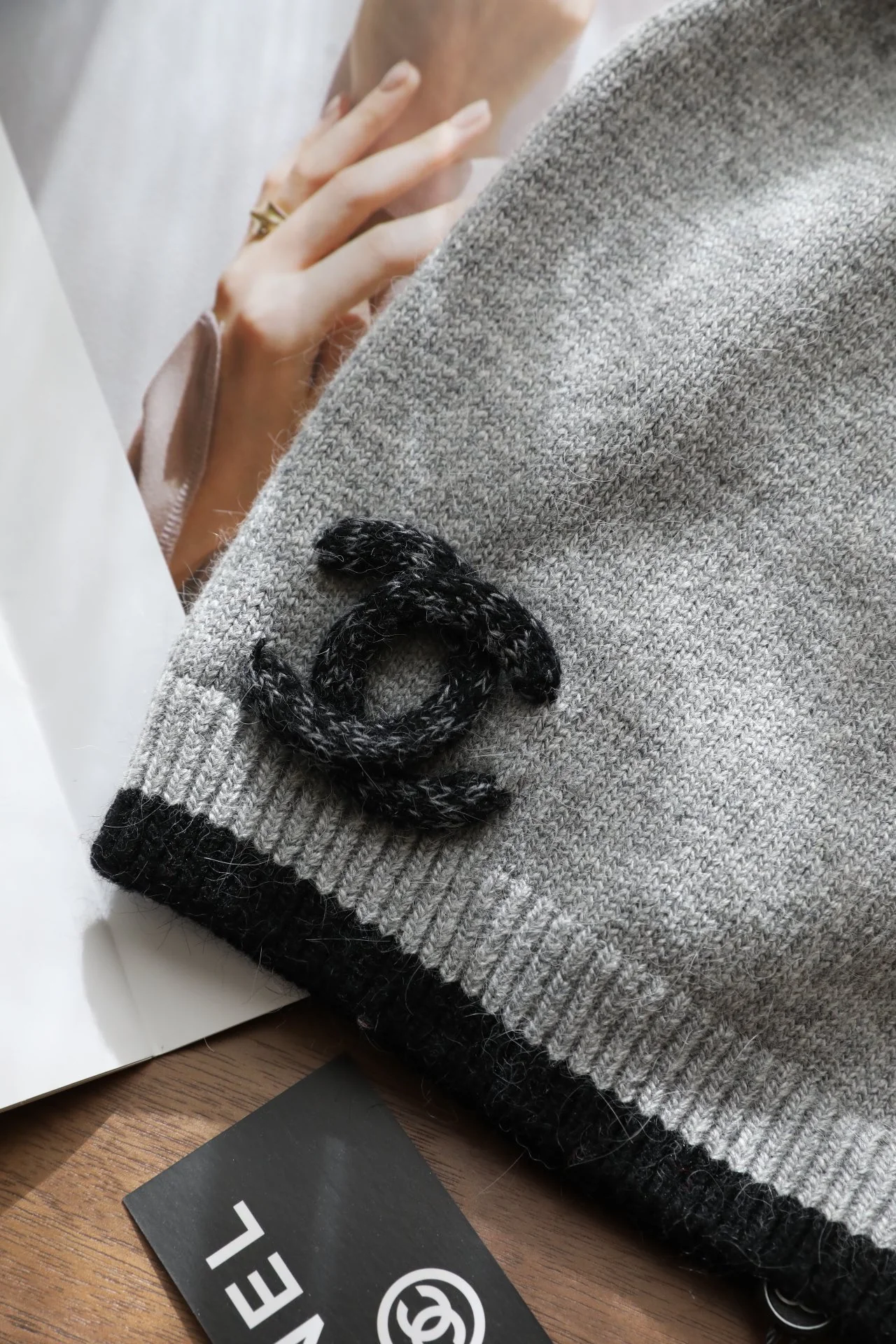 Вязаная шерстяная шапка Chanel с зауженным манжетом - серая