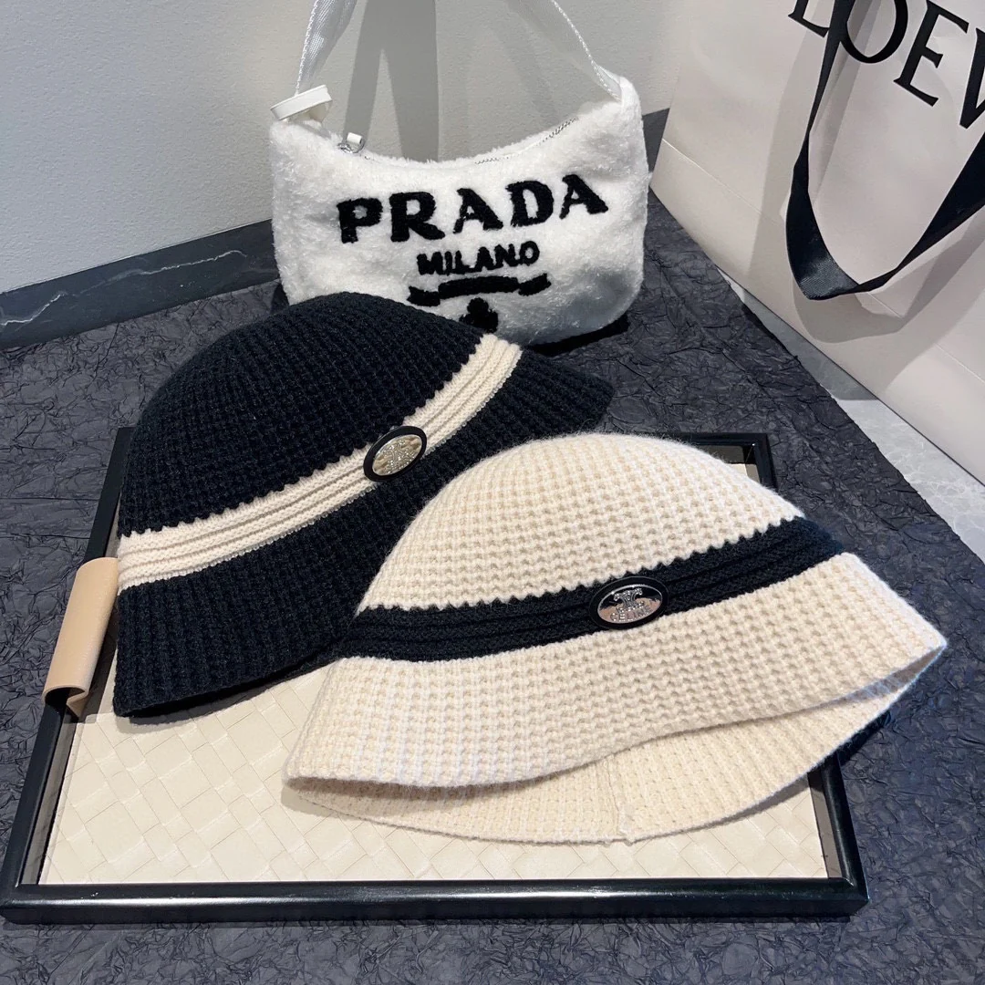 Новая элегантная черно-белая панама Celine из осенне-зимней коллекции - черная.