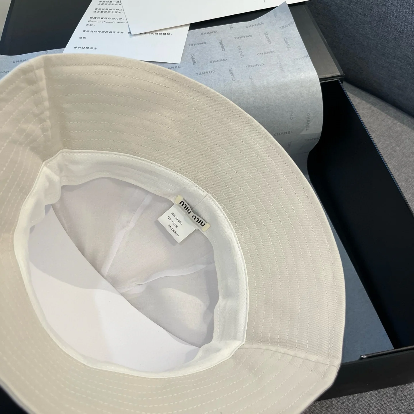 Рыбацкая шляпа Miu Miu с кошачьими ушками - белая