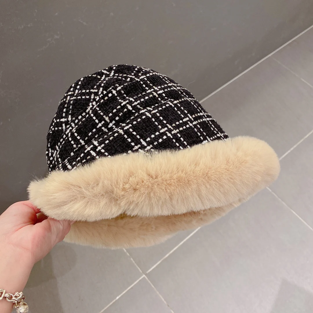 Chanel - Рыбацкая шляпа в клетку с мехом - Черная