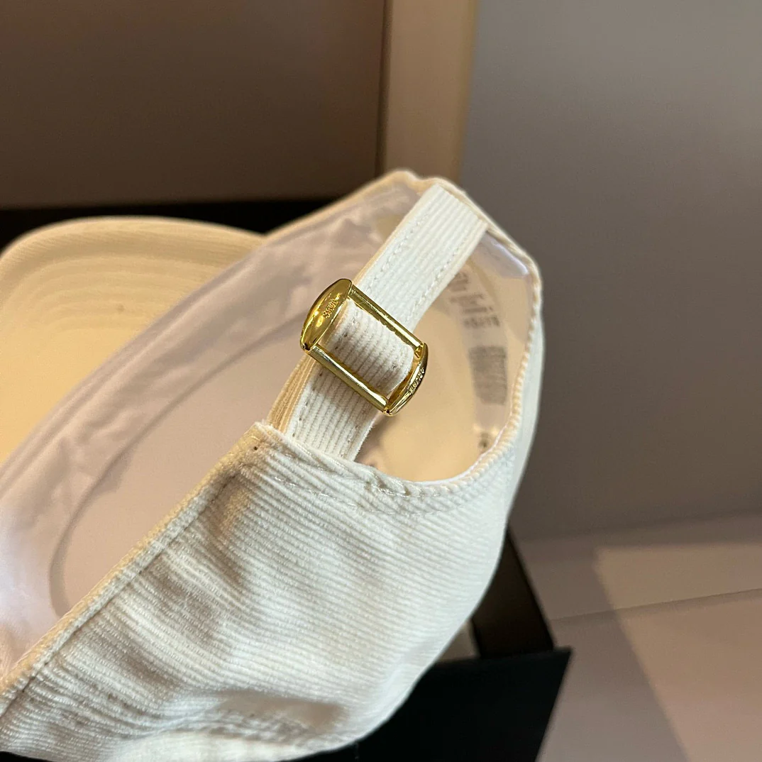 Вельветовая бейсболка Celine - белая