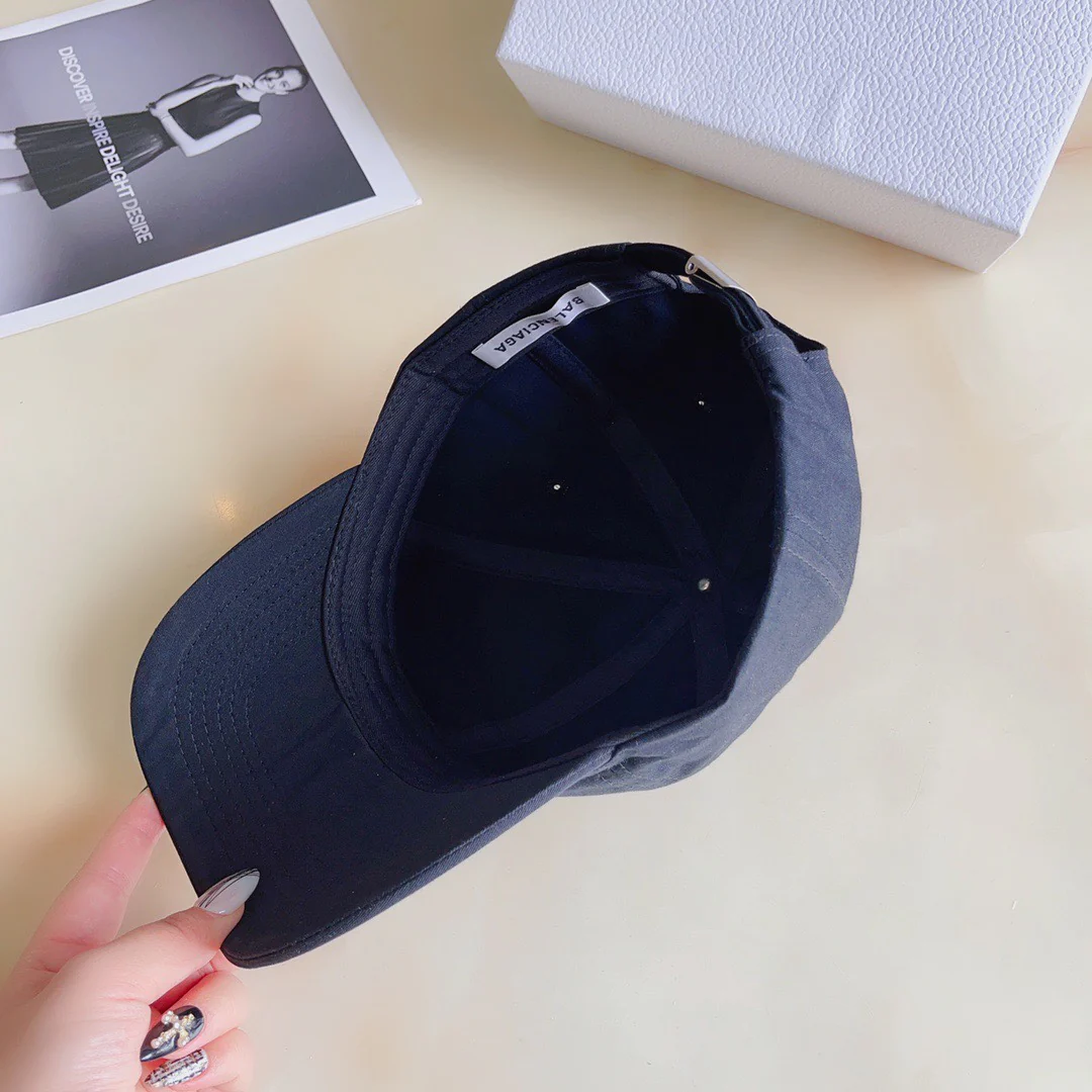 Balenciaga - Новая бейсболка в форме буквы B - conk4