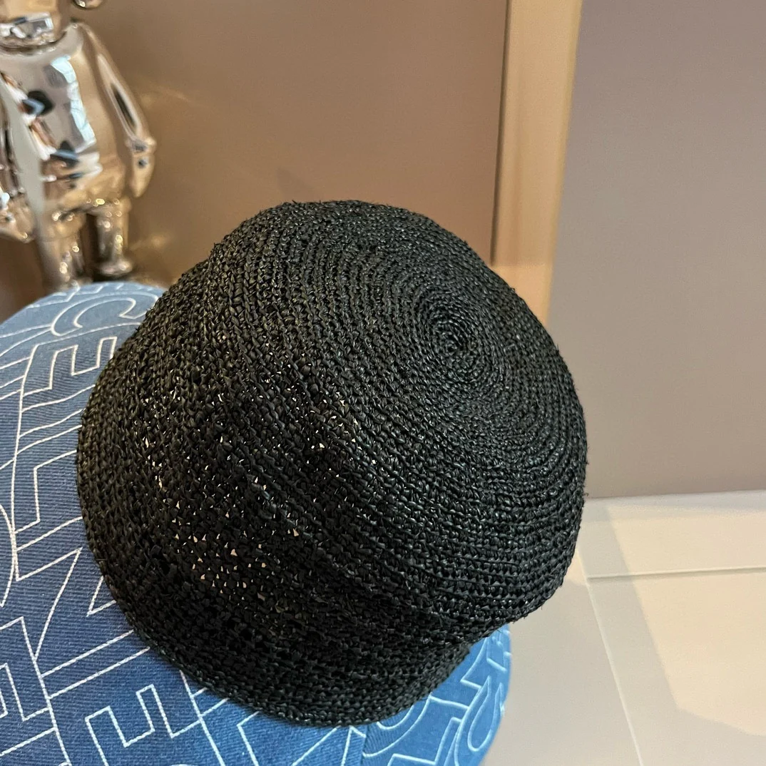 Новая рыбацкая шляпа Celine из рафии с лоскутным узором - черная.