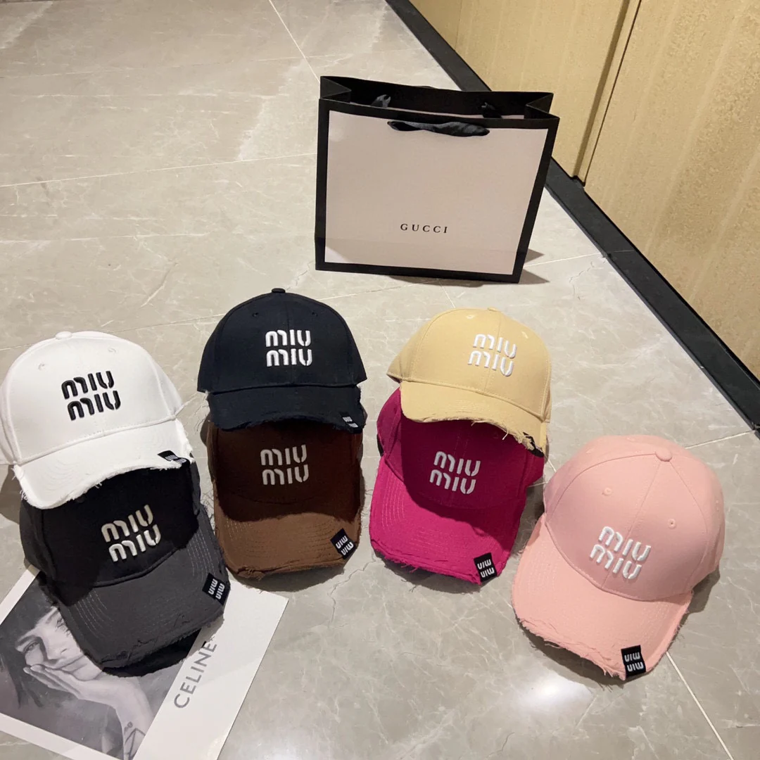 Новая бейсболка Miu Miu 2023 с вышивкой и рваными элементами - белая.