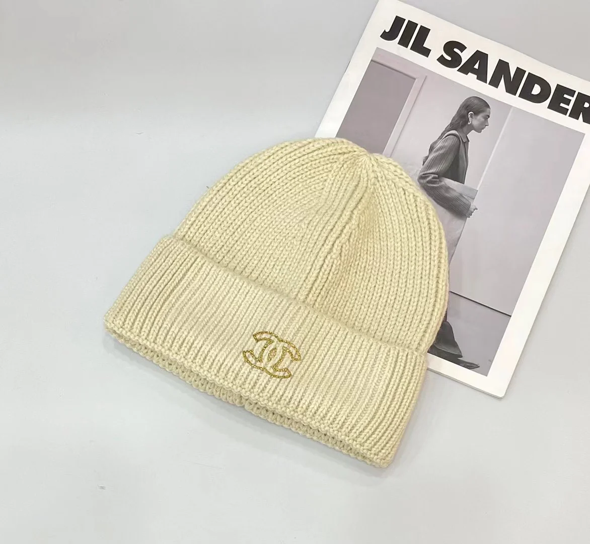 Вязаная шапка Chanel разноцветная - 2 шт.