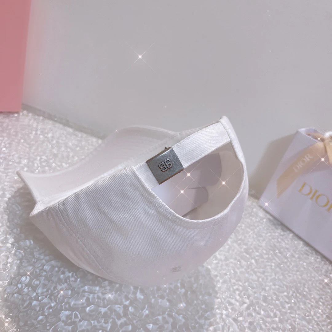 Бейсболка Balenciaga с вышитым сердцем — в том же стиле, что и на официальном сайте — 1