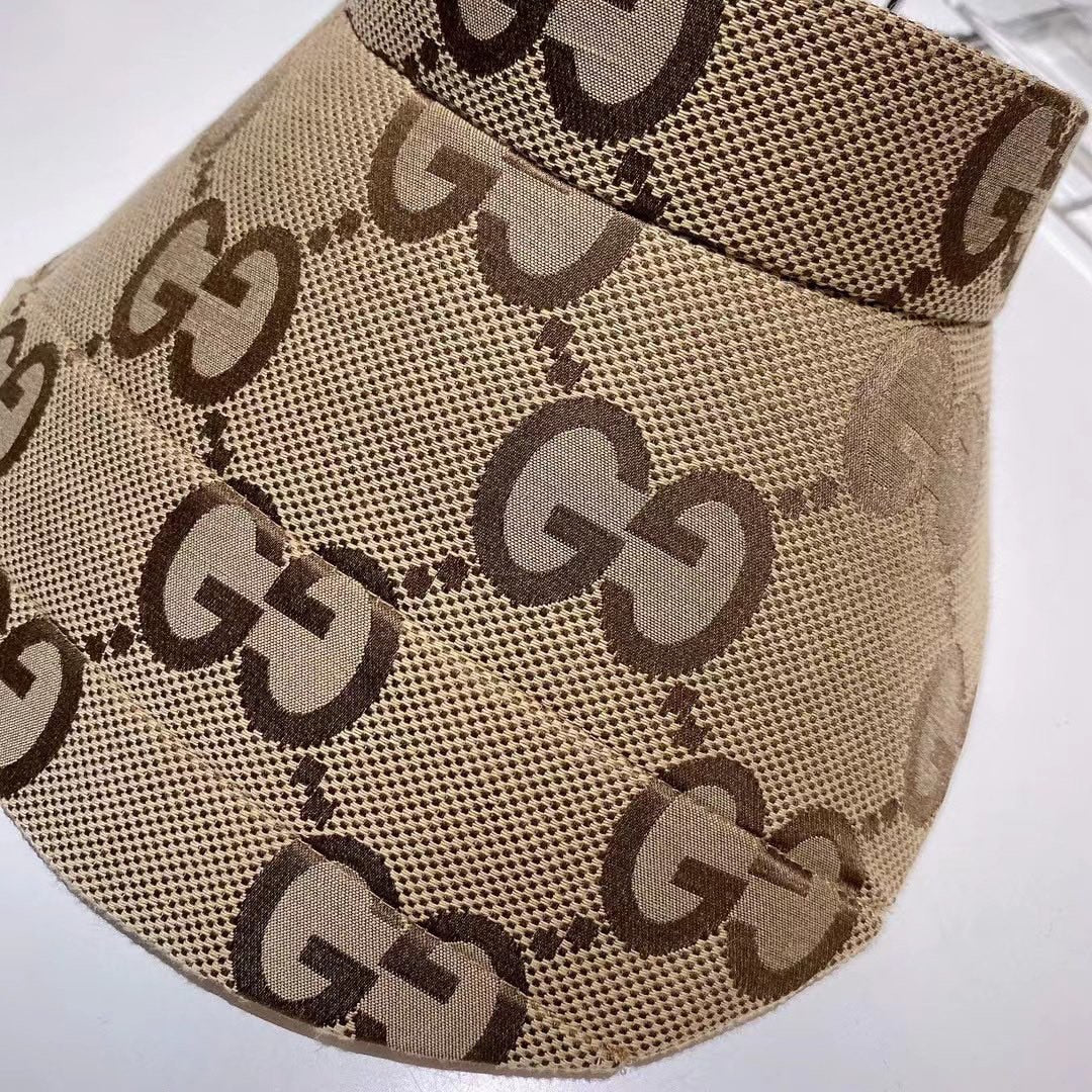 Классическая солнцезащитная шляпа Gucci с монограммой.