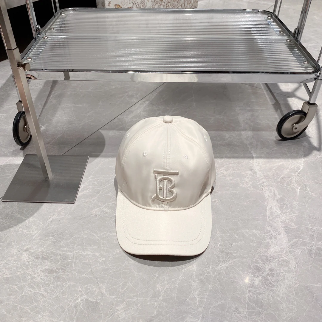 Новинка сезона весна/лето 2023 от Burberry - глянцевая бейсболка TB, белая.