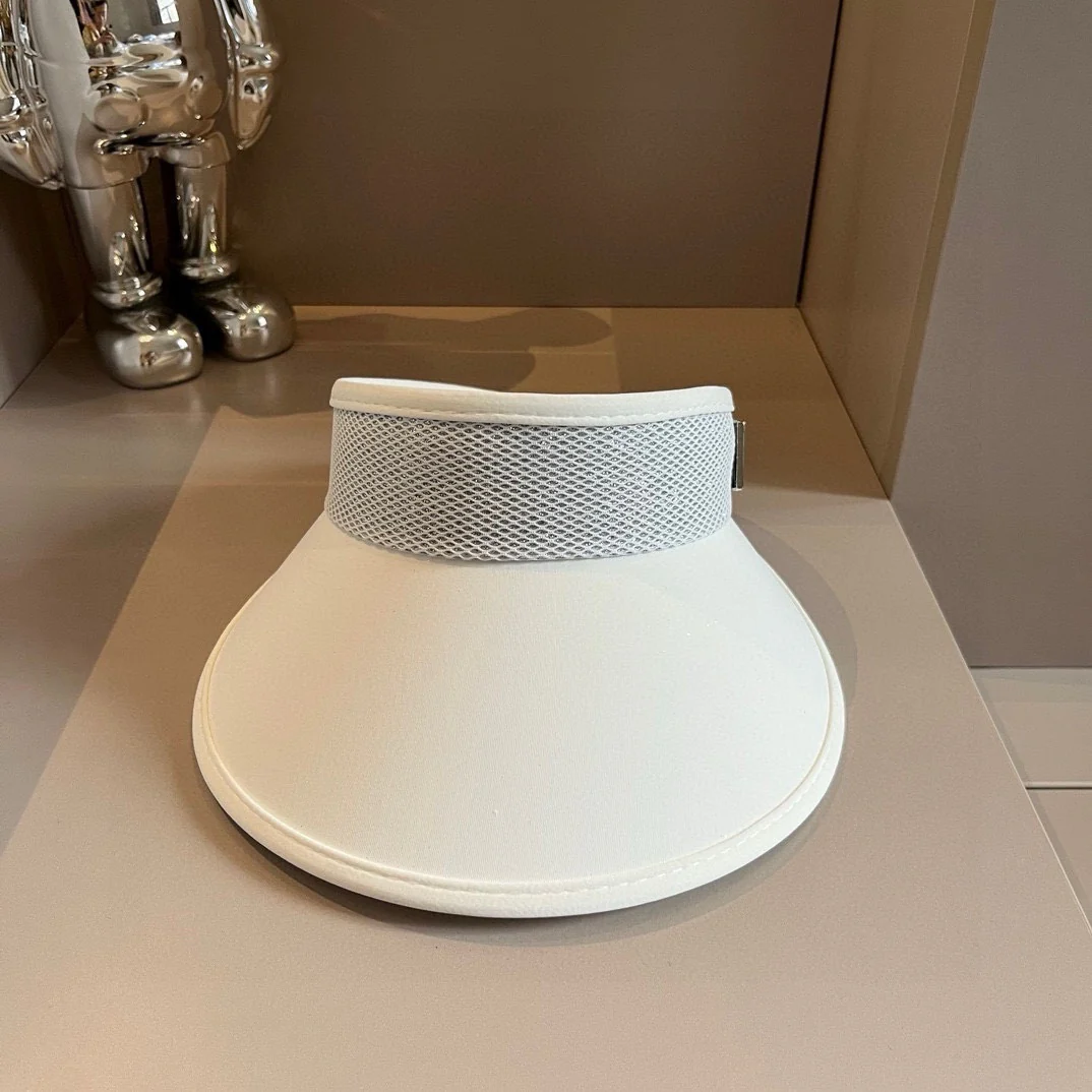 Chanel - Новая минималистичная солнцезащитная шляпа с логотипом из страз - белая