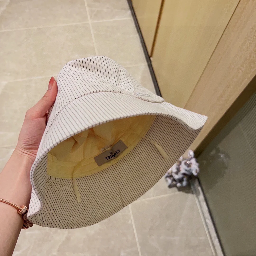 Новинка сезона весна/лето 2023 от Chanel - Полосатая рыбацкая шляпа - Белая