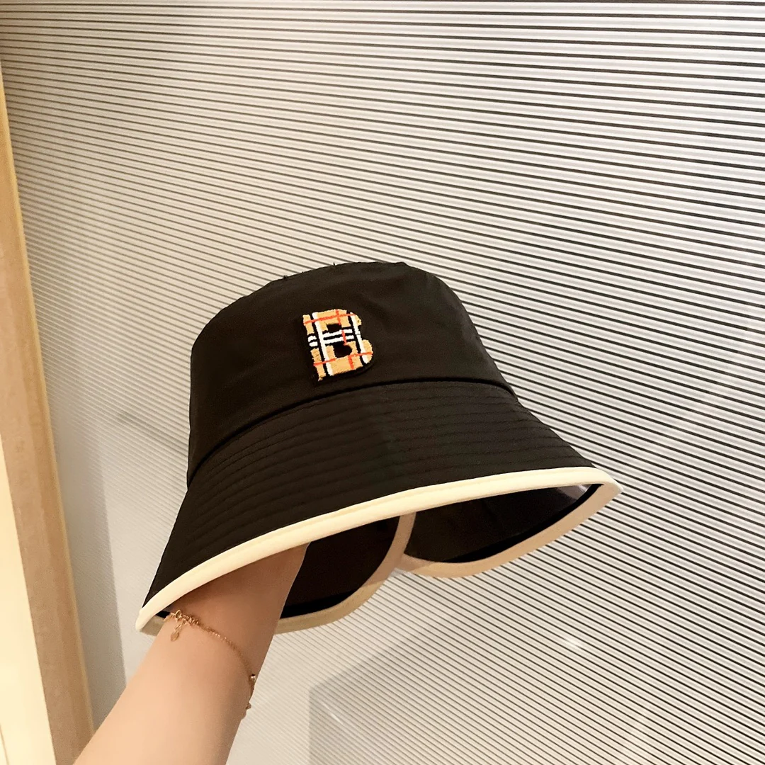 Панама Burberry 2022 в минималистичном стиле.