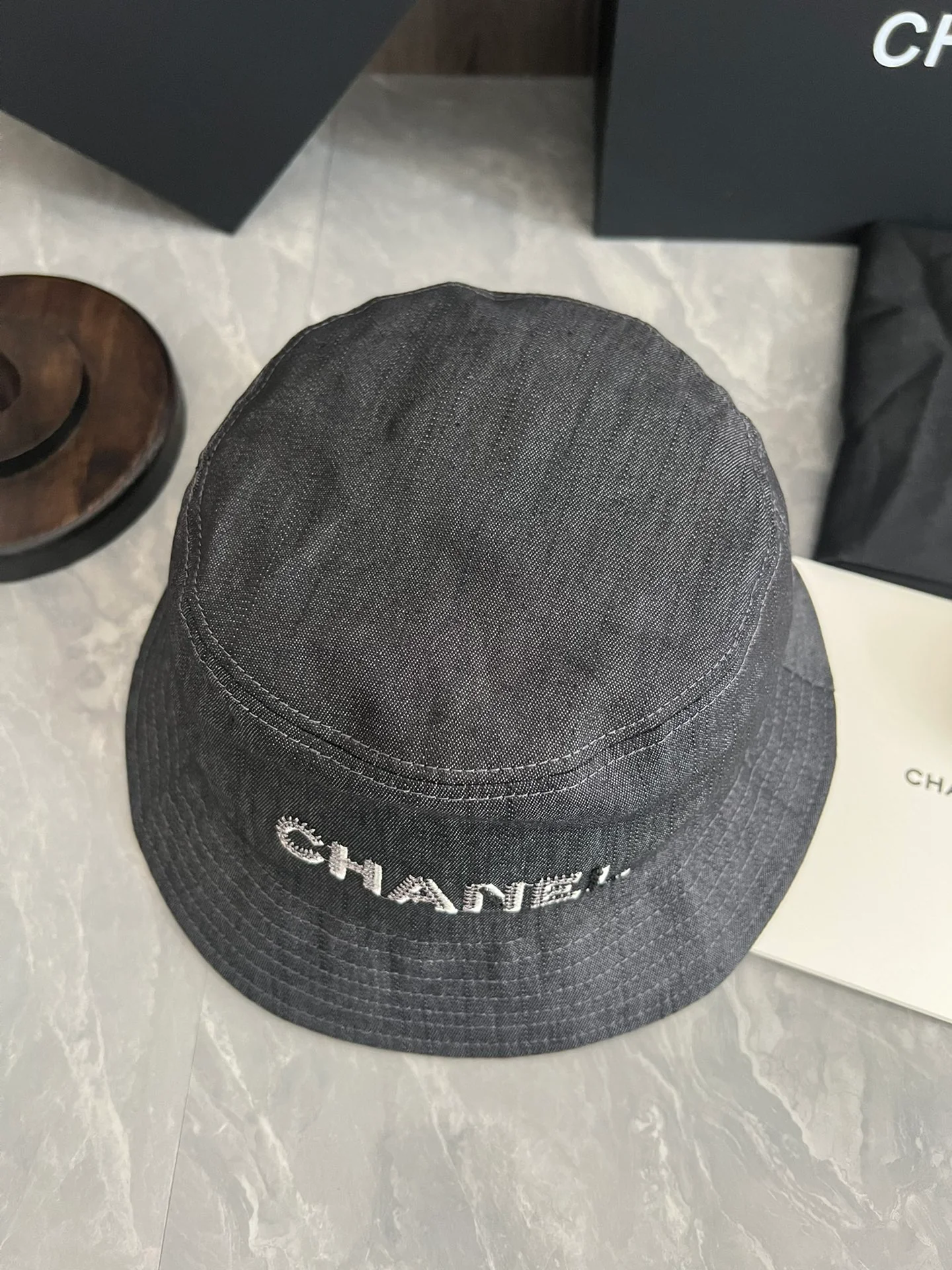 Ковбойская рыбацкая шляпа Chanel, расшитая пайетками, серая.