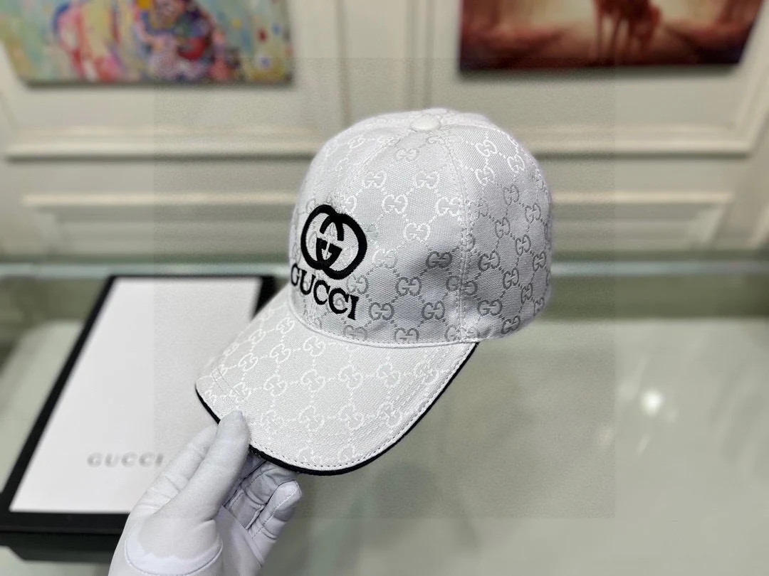 Бейсболка с вышитым логотипом Gucci - белая