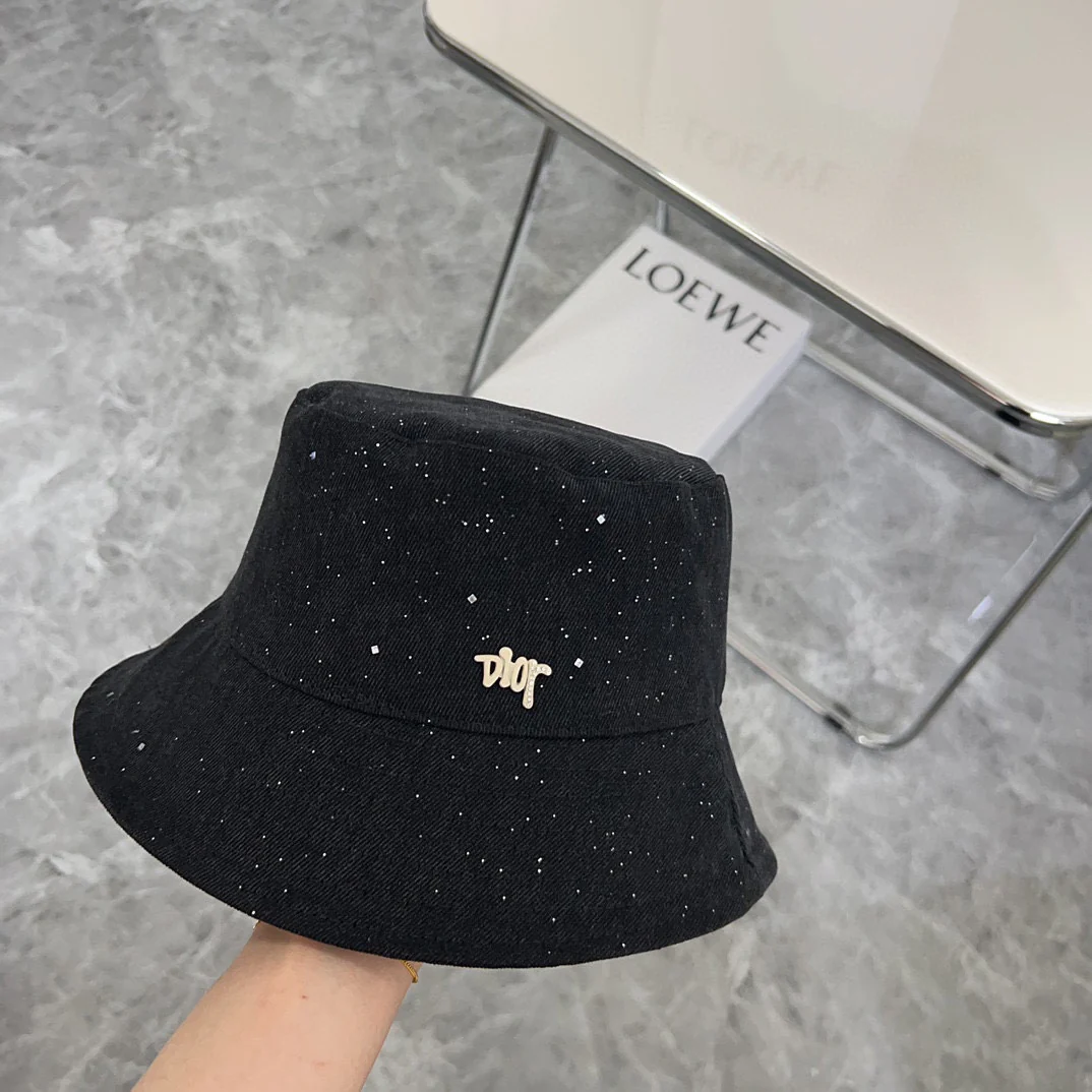 Новая простая солнцезащитная шляпа Dior 2024 года - черная.