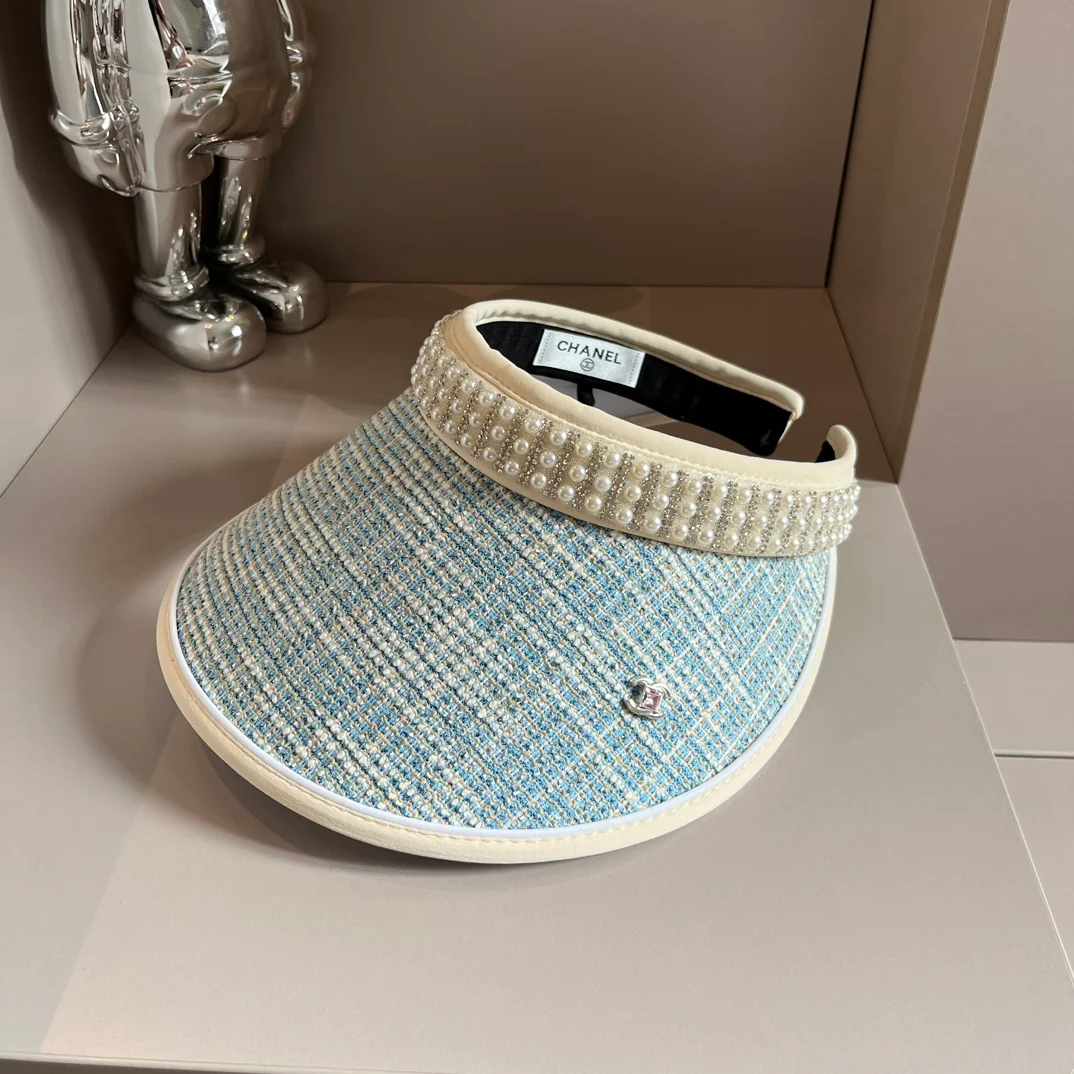 Солнцезащитная шляпа Chanel, украшенная жемчугом, синяя.