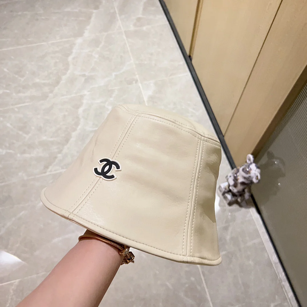 Новая модель кожаной рыбацкой шляпы Chanel 2023 года — белая.