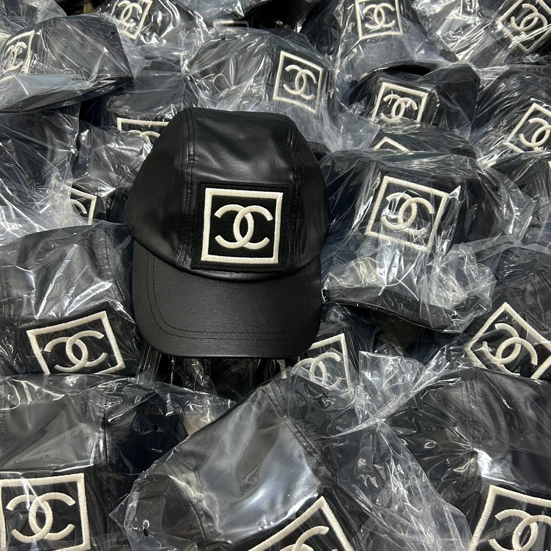 Chanel - Кожаная бейсболка (такая же, как в бутиках Chanel)