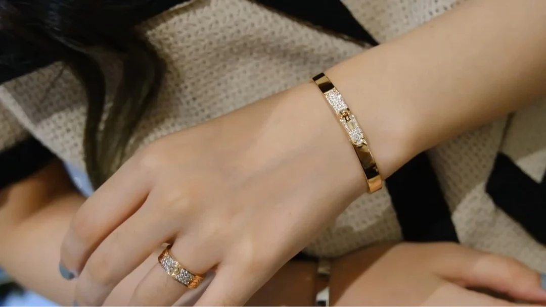 Браслеты, браслеты-кольца и цепочки Hermes - изображение из коллекции