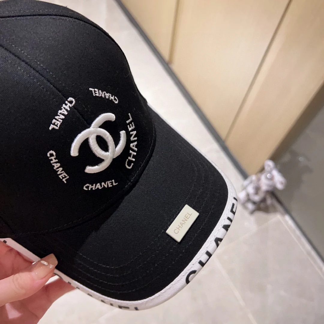 Новая бейсболка Chanel 2023 в стиле бутика с вышивкой и буквенной отделкой.