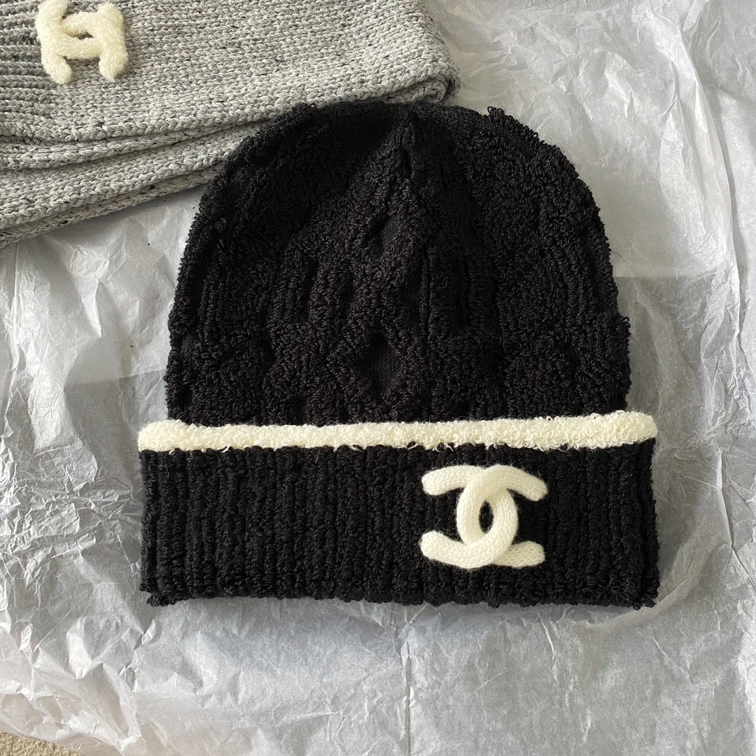 Вязаная шапка Chanel из новой коллекции осень/зима 2023 — черная.