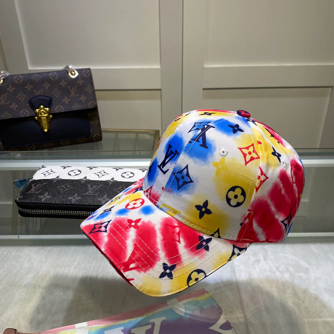 Бейсболка, окрашенная в стиле LV.