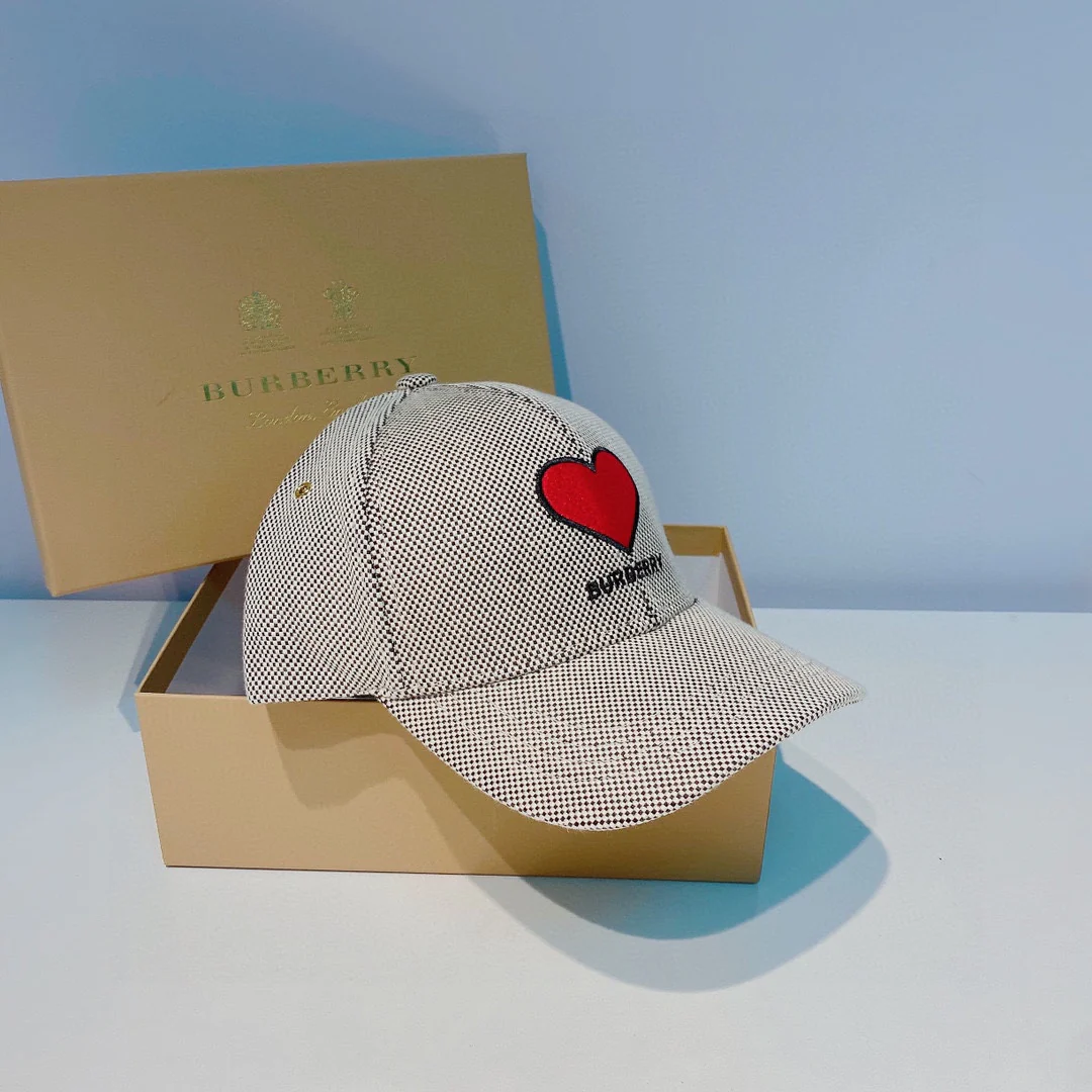 Бейсболка Burberry с вышитым сердцем - 1