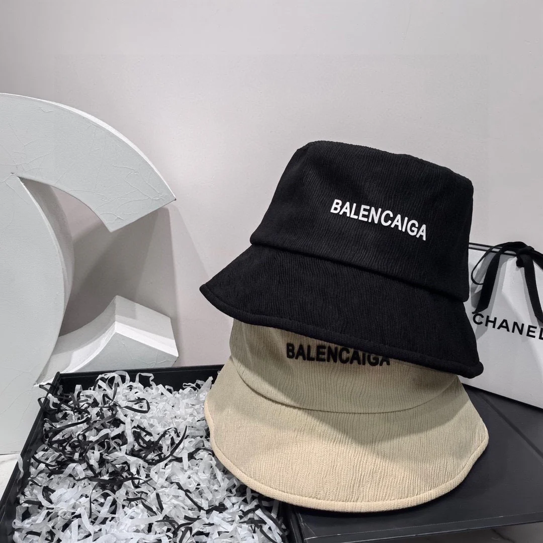 Balenciaga - Минималистичная рыбацкая шляпа с волнообразным узором