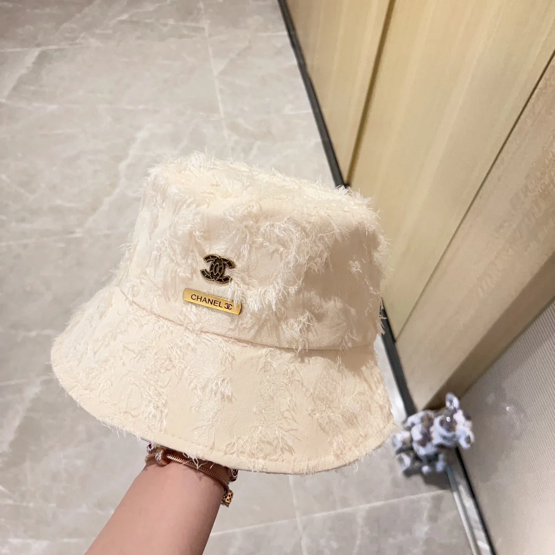 Новая коллекция Chanel ?Рыбацкая шляпа? сезона начало осени 2023 года — с перьями — белая.