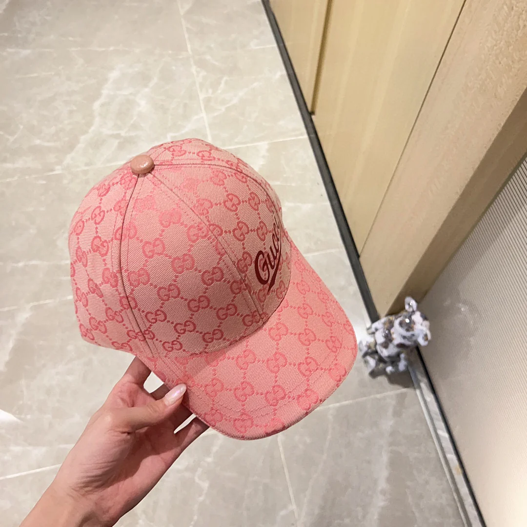 Новинка сезона весна/лето 2023 от Gucci - бейсболка с монограммой - розовая.