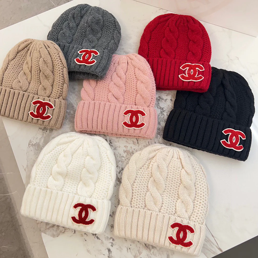 Вязаная шапка Chanel с косами - черная