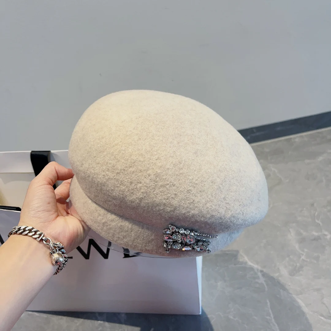 Новый шерстяной берет Burberry с стразами, осень/зима - белый.