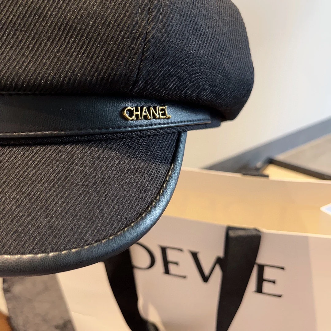 Новая однотонная кепка художника Chanel из осенне-зимней коллекции - черная.