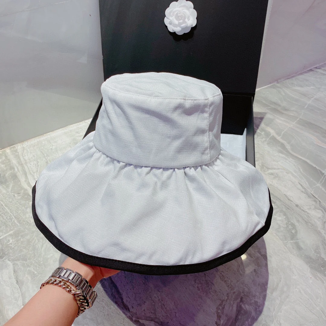 Солнцезащитная шляпа Chanel из ткани, устойчивой к УФ-излучению. Складная широкополая шляпа от солнца.
