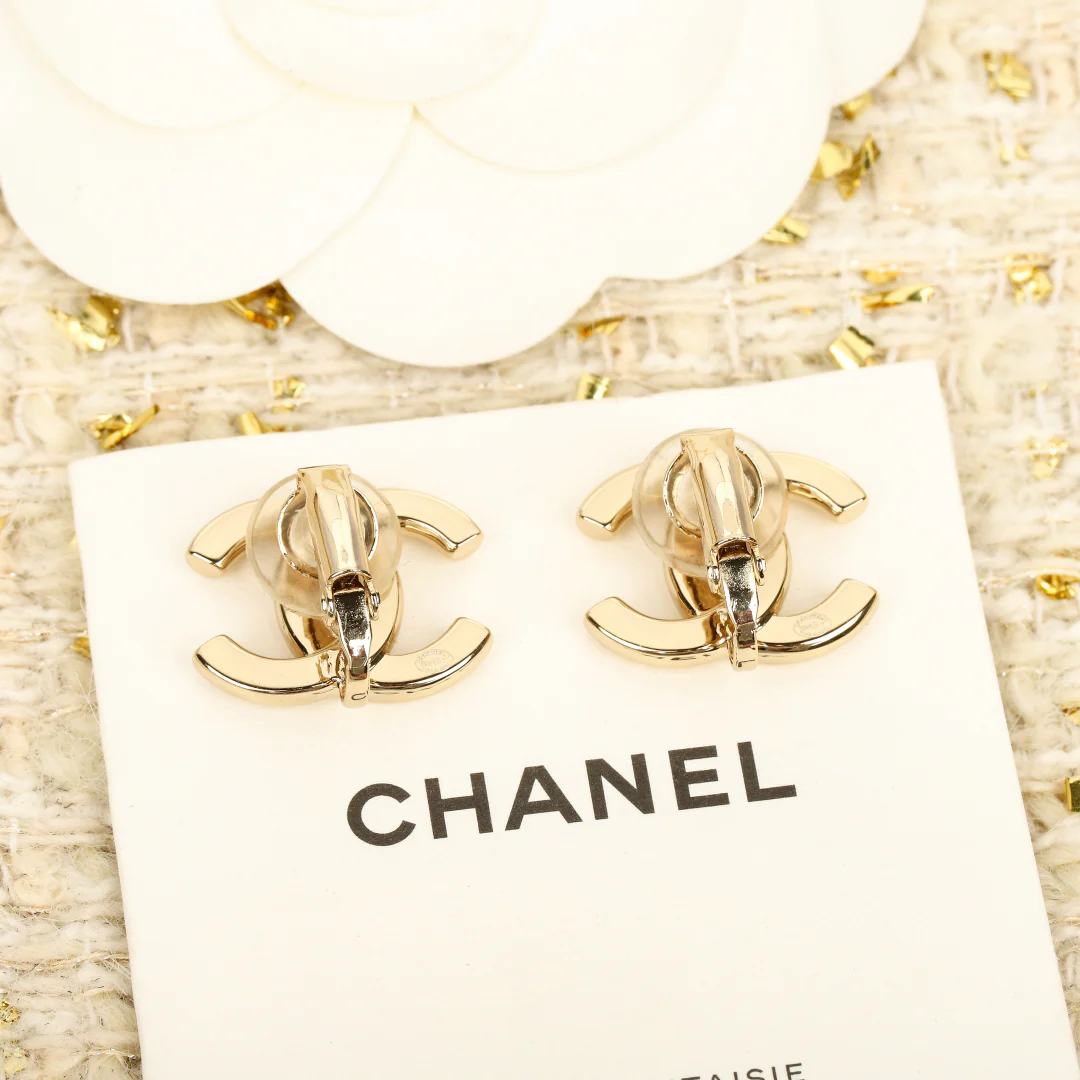 Серьги-клипсы Chanel 25 пенсов, глянцевые, с двойной буквой С.