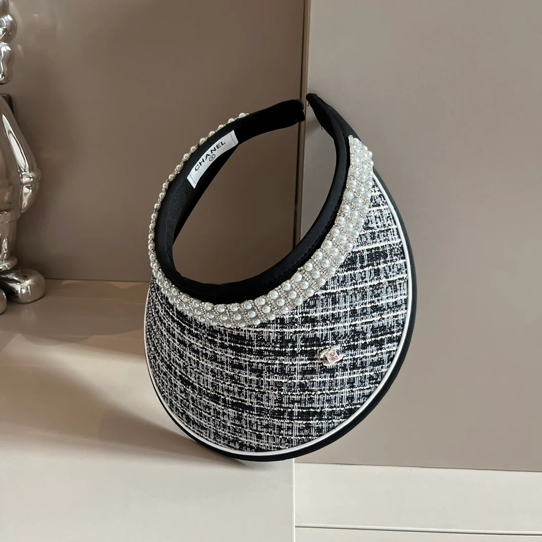 Солнцезащитная шляпа Chanel, украшенная жемчугом, черная.