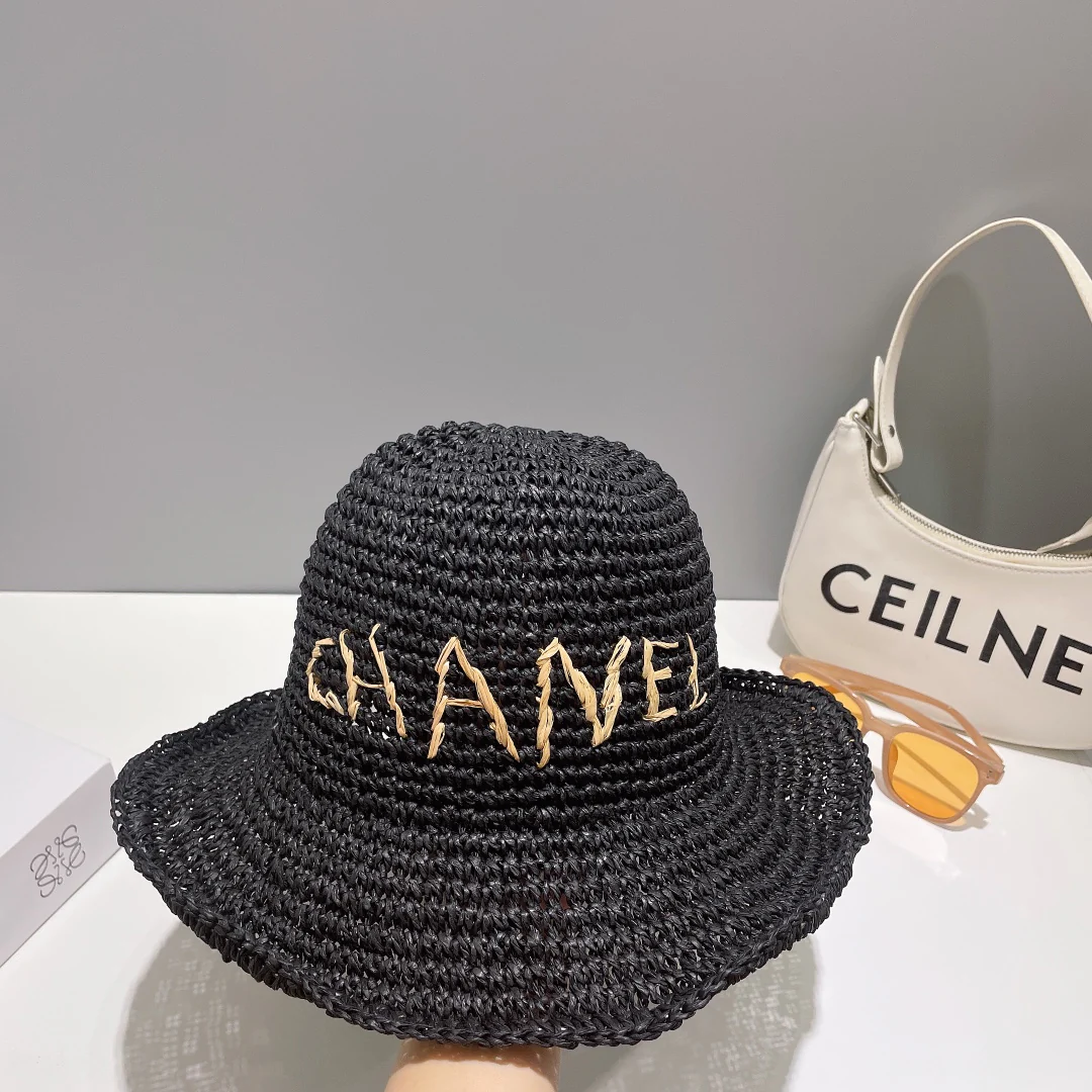 Новинка сезона весна/лето 2023 от Chanel — соломенная рыбацкая шляпа.
