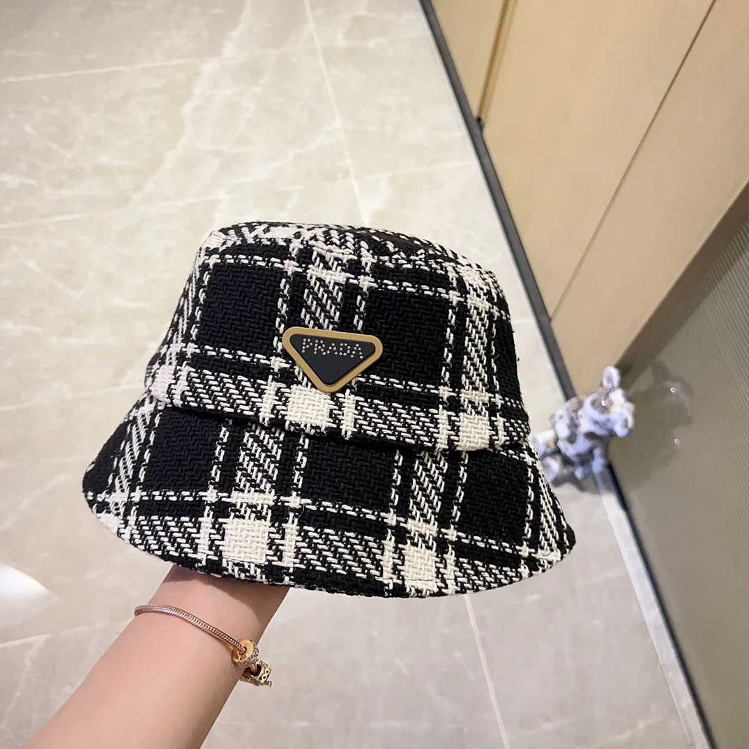 Новая панама Prada осень/зима 2023 с клетчатым треугольным логотипом — черная.